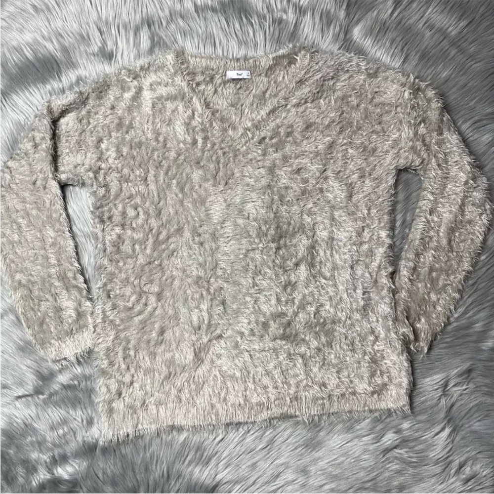 TNA Aritzia Montauk Fuzzy Soft Beige V Neck Sweater Size Small